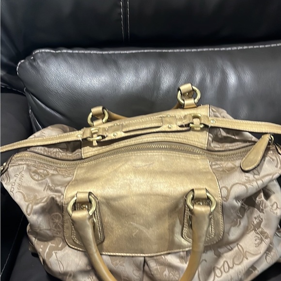 Coach - Picture 6 of 9